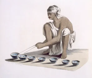 Jultrung: jogando em taças de porcelana de diferentes tamanhos para produzir um som semelhante a uma gaita, de &39;Costumes of India&39; de E. Orme, 1804 (gravura colorida)